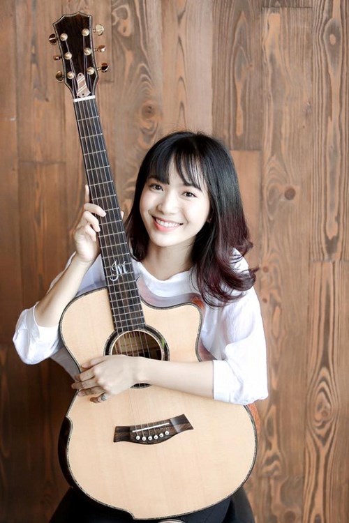 Jang Mi (tên thật là Bùi Bảo Trang) sinh năm 1996, hiện đang theo học thanh nhạc và đàn ghita tại TP.HCM
