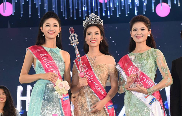 3 Người đẹp đăng quang ngôi vị cao nhất của HHVN 2016: Hoa hậu Đỗ Mỹ Linh (giữa), Á hậu 1 Ngô Thanh Thanh Tú (trái) và Á hậu 2 là Huỳnh Thị Thuỳ Dung (phải).