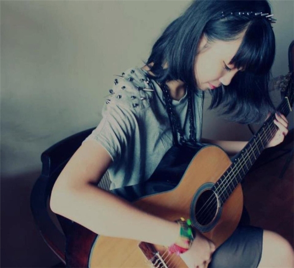 Không chỉ xinh xắn, Đỗ Mỹ Linh còn có khả năng về âm nhạc khi biết chơi nhạc cụ và ca hát