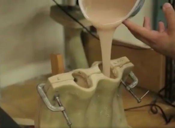 Nhân viên đổ silicone vào khuôn tạo hình búp bê