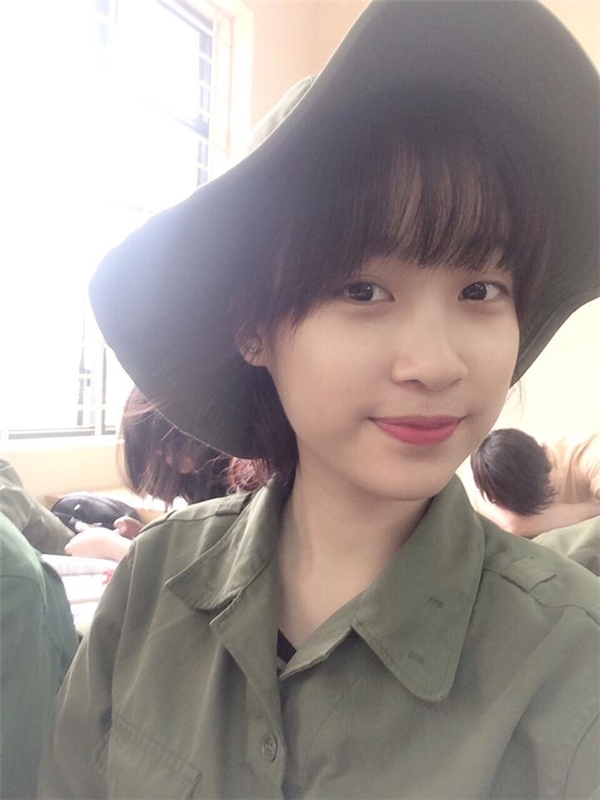 Hình ảnh một giờ học quân sự của sinh viên Đỗ Mỹ Linh khi vừa đậu vào trường Đại học Ngoại Thương Hà Nội