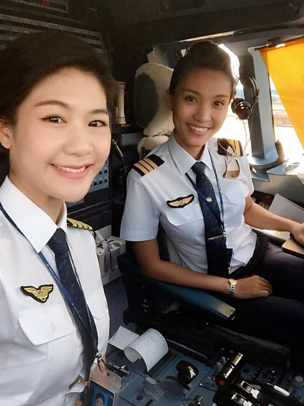 Cơ phó Nguyễn Thị Ngọc Bích (phải) và cơ trưởng Huỳnh Lý Đông Phương trên một chuyến bay.