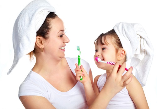 Để con trở nên xinh đẹp hơn thì các mẹ cũng chú ý chăm sóc răng cho con nhé!