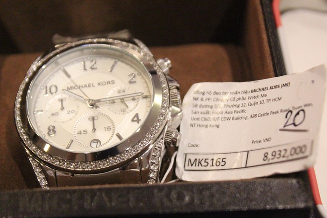 Đồng hồ hiệu đắt tiền cũng đồng loạt giảm giá 50%, chỉ 2-5 triệu/chiếc.