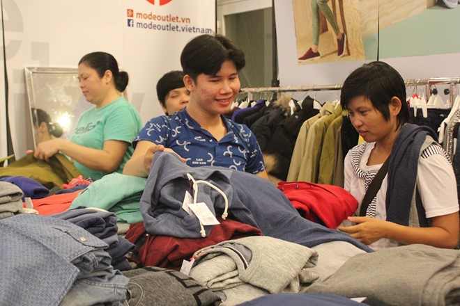 Quần áo của nhiều nhãn hiệu nổi tiếng được chất thành đống, giảm giá 50%. Nhưng theo chị Phan Thị Hiền (quận 1), phần lớn hàng hoá thời trang trong đợt khuyến mãi này là hàng có kiểu dáng lỗi thời, và không gian gian hàng nhỏ nên khó lựa đồ.