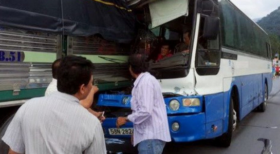 Anh Phong (áo đỏ) bị kẹt trong xe cùng tài xế Toàn khá lâu mới được tài xế Bắc điều khiển xe tải tách rời 2 xe ra