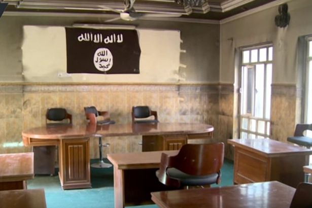 Bên trong tòa án của IS, trên tường treo cờ Nhà nước Hồi giáo