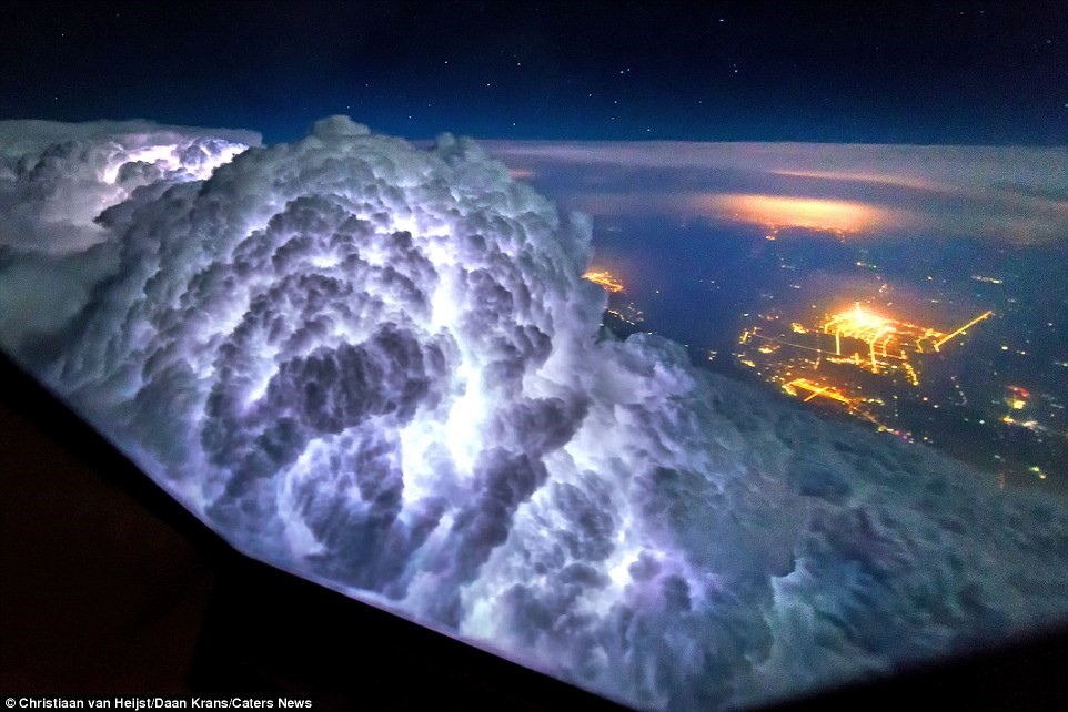 Những bức ảnh chụp từ buồng lái máy bay cho thấy các phi công được chiêm ngưỡng khung cảnh như thế nào. Trong ảnh là đám mây giông được sét thắp sáng giữa Bắc Kinh và Thượng Hải (Trung Quốc).