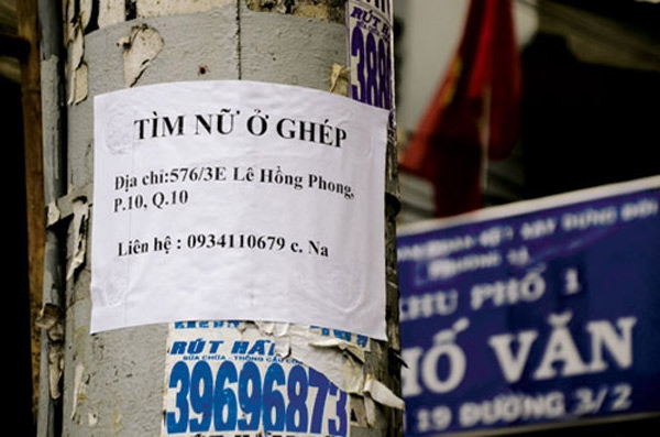 Những tấm biển tìm người ở ghép này có thể nhìn thấy ở bất kỳ con phố nào tại Hà Nội