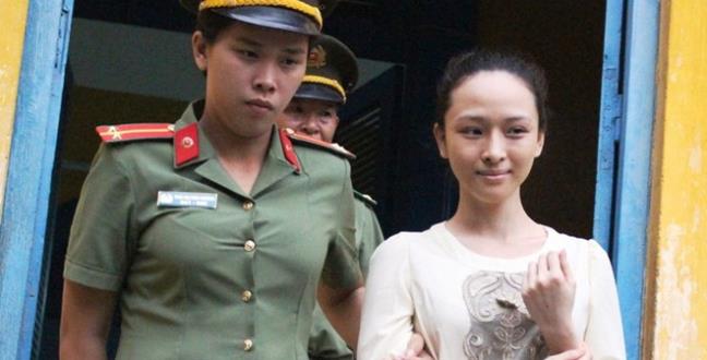 Hoa hậu Phương Nga cười tươi khi ra tòa
