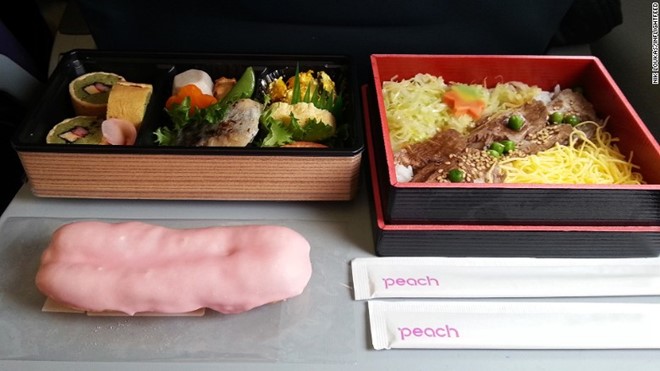 Suất ăn ngon nhất hãng giá rẻ - Peach/Pegasus Airlines: Loukas cho biết anh đã rất phân vân giữa hãng Pegasus của Thổ Nhĩ Kỳ và hãng Peach của Nhật Bản. Anh được thưởng thức món sushi ngon tuyệt ở cả hai hãng, món salad bò Wagyu của Peach và món bò nướng tuyệt vời của Pegasus.