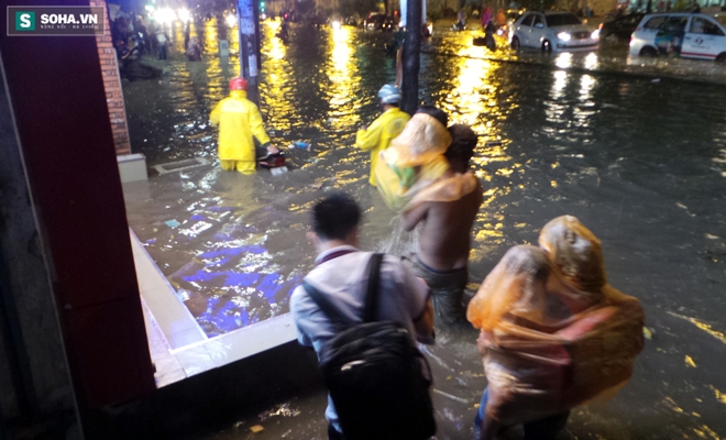 Cơn mưa kéo dài gần 4 giờ khiến nhiều khu vực của TP.HCM ngập nặng, người dân di chuyển khó khăn