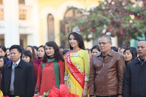 Cựu Hoa hậu Kỳ Duyên cùng bố mẹ về thăm trường THPT chuyên Lê Hồng Phong và trường cấp hai Trần Đăng Ninh ở Nam Định, để tri ân những người đã dạy dỗ cô nên người