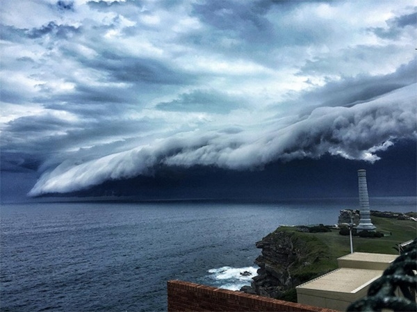 Đây hoàn toàn không phải phân cảnh trong các thước phim điện ảnh về đề tài hiện tượng siêu nhiên mà là báo hiệu của một cơn bão khủng khiếp sắp đổ bộ vào nước Úc