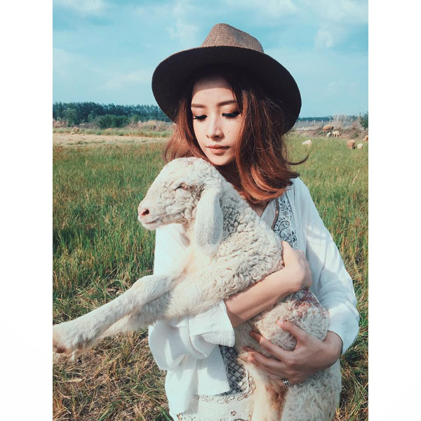 Chipu đang bế 1 chú cừu ở đồng cừu Đồng Lách - Biên Hòa