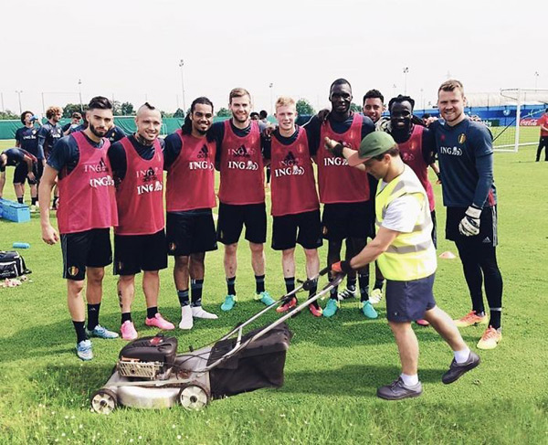 Sau giờ tập luyện vất vả, các cầu thủ đội tuyển Bỉ chỉ mong có những giờ phút giải lao vui vẻ bằng việc chụp ảnh cùng nhau. Nhưng có lẽ nhân viên chăm sóc cỏ lại không hiểu nỗi lòng của họ