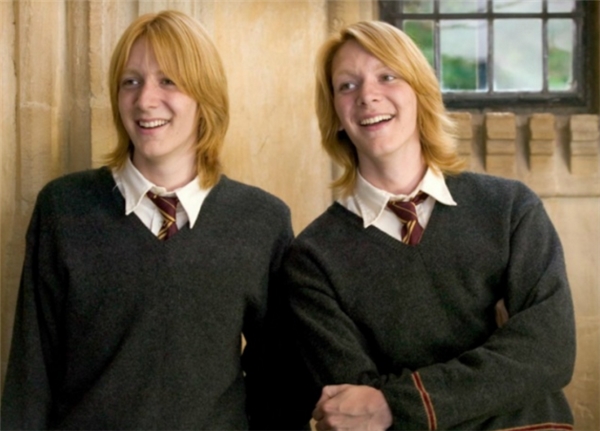2 anh em sinh đôi "nhí nhố" nhà Weasley