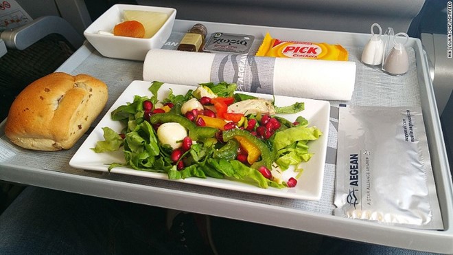 Suất ăn ngon nhất châu Âu - Aegean Airlines: Hãng hàng không này cho du khách trải nghiệm ẩm thực Hy Lạp từ trên không trung.