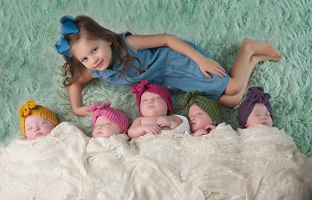 Hazel, Ava, Parker, Olivia và Riley chụp ảnh cùng chị gái