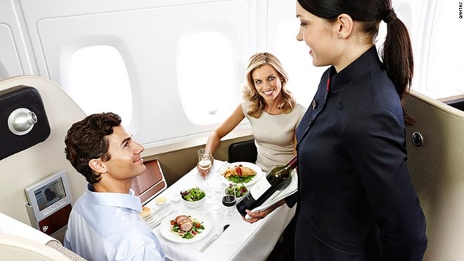 Rượu vang ngon nhất - Qantas: Hãng Qantas có các chuyên gia về rượu vang ở Rockpool giúp lựa chọn loại rượu tuyệt nhất để phục vụ thực khách trên máy bay.  