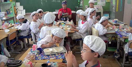 Giáo viên cùng học sinh ăn trưa ngay trong lớp học.