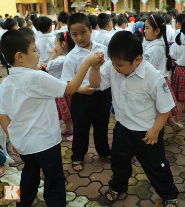 Vào lớp 1, trẻ thích thú chạy nhảy, đùa nghịch với bạn khắp sân trường