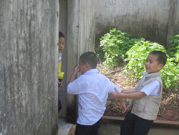 Sợ nhà vệ sinh bẩn, một số trẻ thường nhịn tiểu khi ở trường