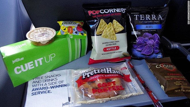 Loukas cho biết thêm, phần lớn các tiếp viên hàng không sẽ đem cho bạn thêm đồ ăn hoặc đồ ăn vặt nếu bạn hỏi một cách lịch sự. Các hãng bay đường dài thường phục vụ đồ uống và đồ ăn vặt miễn phí ở khu bếp trên máy bay.