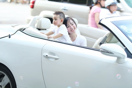 Ngày đầu trở về Việt Nam cùng con trai, Vy Oanh đã khiến khán giả sốc khi lái chiếc xe mui trần, màu trắng sang trọng để đưa con đi chơi