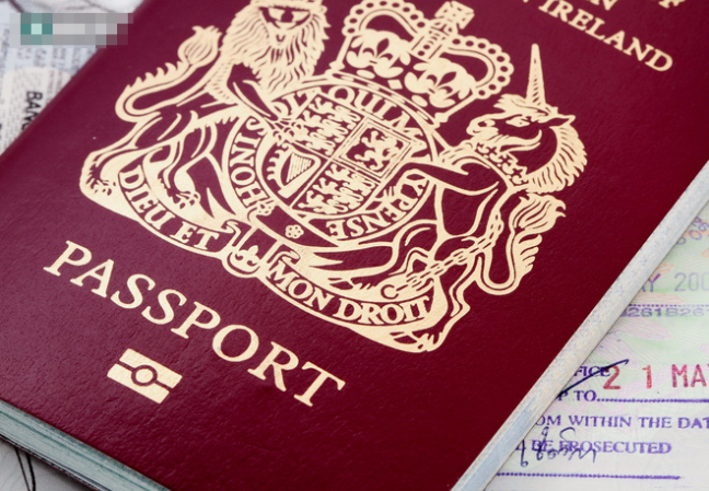 Tất cả hộ chiếu của người Anh được cấp dưới tên của Nữ hoàng