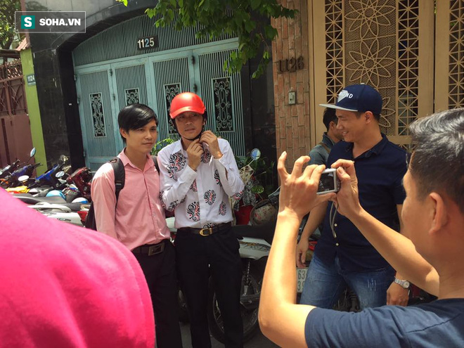 Hoài Linh đi xe máy tới lễ viếng của Minh Thuận