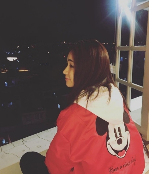 Hòa Minzy đăng tâm sự kèm bức ảnh cười buồn trên Instagram