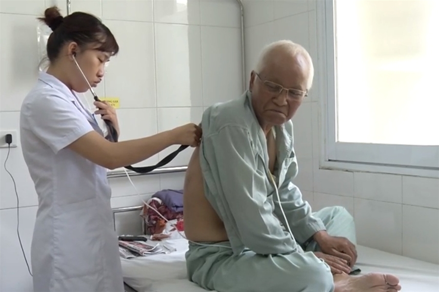 Diễn viên Duy Thanh được thăm khám tại bệnh viện
