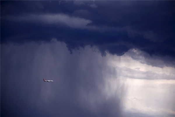 Chiếc máy bay 737 đang phải di chuyển trong cơn bão mây dữ dội trông như sắp bị nuốt chửng vậy