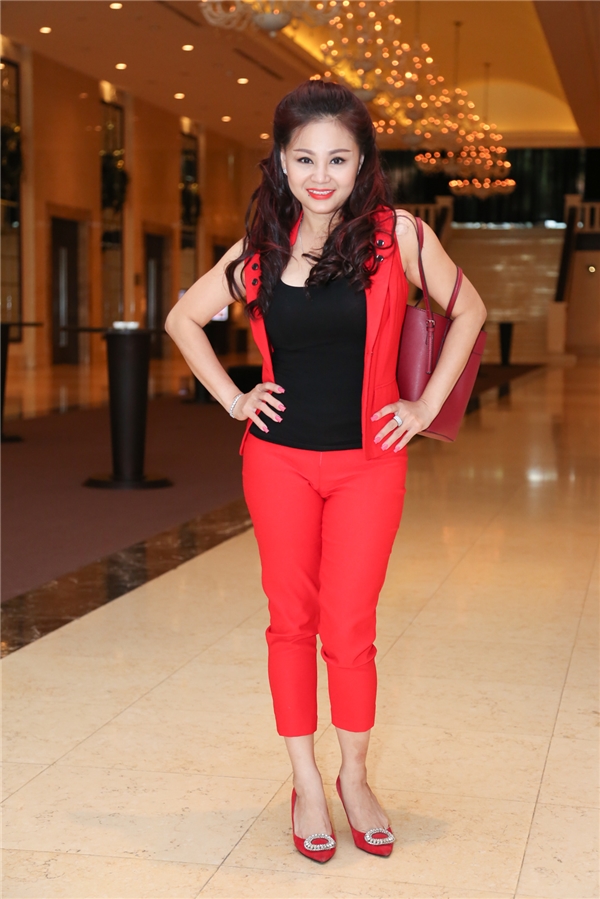 Là một trong những khách mời đặc biệt tại buổi ra mắt, nghệ sĩ Lê Giang khiến không ít người trầm trồ khen ngợi vẻ trẻ trung, khỏe khoắn của chị khi diện trang phục đỏ đồng bộ đến tham chương trình.