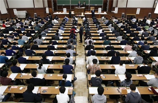 Kì thi đại học ở Nhật Bản vô cùng quan trọng và quyết định cả tương lai của các em sau này.