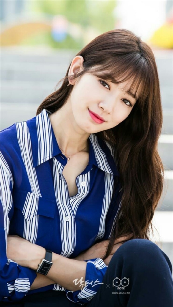Park Shin Hye là một trong những nữ diễn viên “nói không với dao kéo” nổi tiếng của làng giải trí Hàn Quốc. Khán giả cũng là những người chứng kiến rõ nhất quá trình hoàn thiện nhan sắc của cô nàng. So với hồi nhỏ, hầu như đường nét trên gương mặt của Park Shin Hye không có nhiều thay đổi trừ việc trông trưởng thành và quyến rũ hơn.