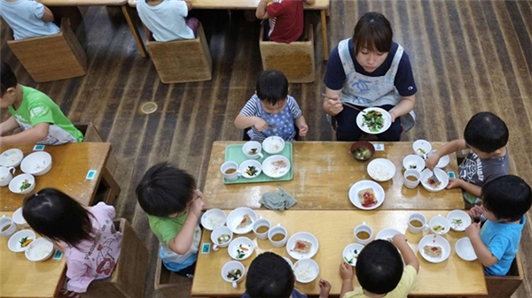 Nhà trường Nhật bản luôn đảm bảo học sinh có được một bữa trưa đầy đủ chất dinh dưỡng.