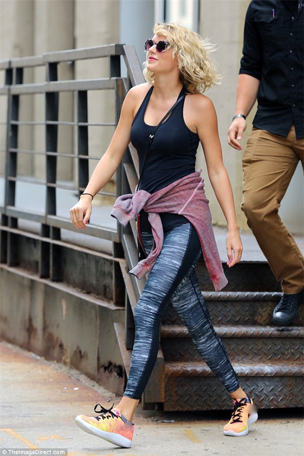 Cô mỉm cười thoải mái bước đi trên phố sau thông tin chia tay với Tom Hiddleston