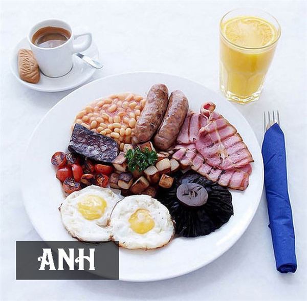 Bữa ăn sáng ở Anh khá thịnh soạn với trứng chiên, thịt nguội, xúc xích áp chảo, cá hồi hun khói, bò philê quết bơ hoặc sườn heo nướng. Ngoài ra, họ còn dùng kèm với trà hoặc nước trái cây.