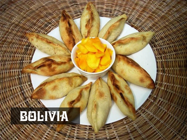 Bữa sáng của người Bolivia khá đơn giản, họ ăn bánh patê được làm bằng bột bao đường có nhồi thịt và rau bên trong.