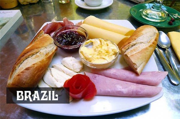 Người Brazil ăn sáng khá đầy đủ với một ổ bánh mì dài, thịt xông khói, pho mát và thỉnh thoảng kèm thêm tí mứt ngọt.