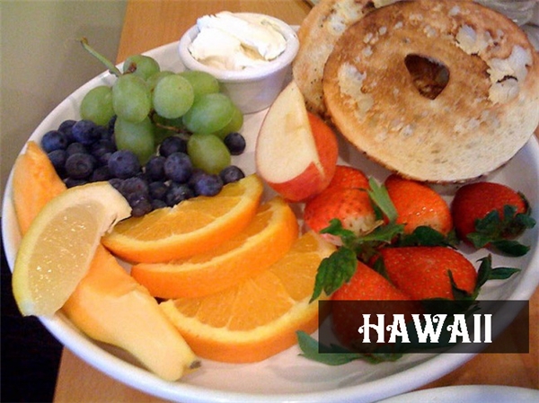 Hawaii được thế giới biết đến với tên gọi "thiên đường trái cây", chính vì thế, chẳng lạ gì khi thực đơn bữa sáng ở hoàn toàn bằng trái cây tươi dùng kèm hai lát bánh mì.