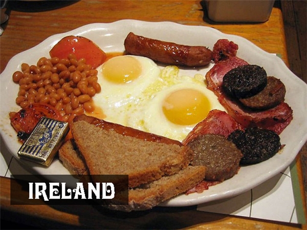 Bữa sáng ở Ireland đảm bảo đầy đủ dinh dưỡng với xúc xích thịt heo nhồi yến mạch và bánh mì thuốc muối.