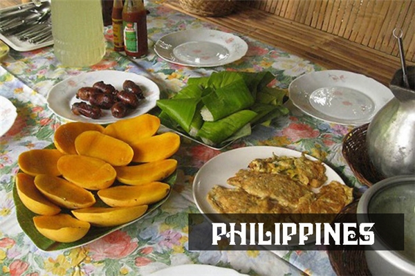 Bữa sáng quen thuộc của người Philippines hầu như không khi nào thiếu bộ ba cơm, xúc xích longganisa chiên và xoài. Để bữa ăn hấp dẫn và đa dạng hơn, họ còn dùng kèm trứng, thịt và đậu hạt.