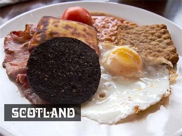 Bữa sáng truyền thống của người Scotland bao gồm trứng ốp la ăn kèm haggis, món ăn được chế biến từ các bộ phận nội tạng của cừu non ướp gia vị rau thơm, mỡ hành.