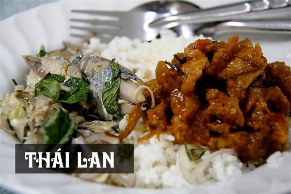 Bữa sáng của người Thái không khác bữa tối là mấy, họ ăn cơm với cá tẩm gia vị, lá bạc hà và thịt lợn chua ngọt.