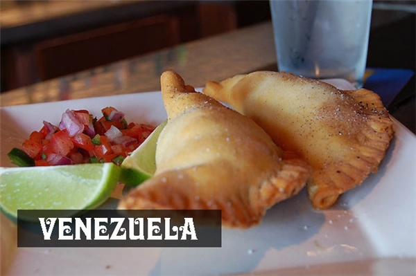 Bánh empanadas nhân pho mát, thịt băm, rau hoặc đậu là món ăn quen thuộc trong bữa sáng của người Venezuela.