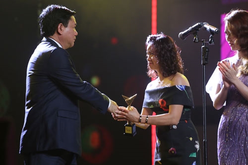 Bước lên bục nhận giải thưởng, chị Hoa - vợ của cố nhạc sĩ Trần Lập không giấu được những giọt nước mắt xúc động.