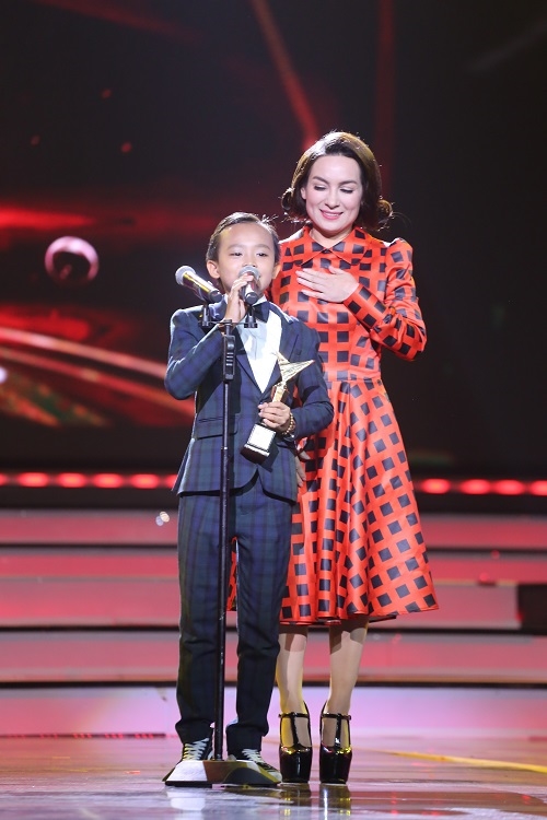 Giọng ca nhí Hồ Văn Cường "vượt mặt" nhiều đàn anh, đàn chị của mình để giành giải Ca sĩ ấn tượng của năm.